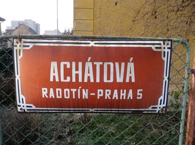 Uliční cedule Achátové ulice v Praze-Radotíně.