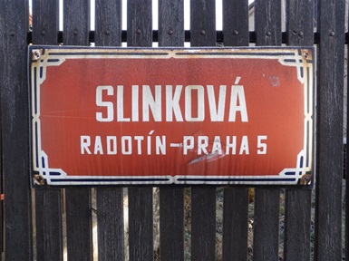 Uliční cedule Slinkové ulice v Praze-Radotíně.