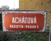 Uliční cedule Achátové ulice v Praze-Radotíně.