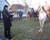 Starosta Neumětel Luděk Kuniak čte poselství radotínského kolegy, Horymír i Šemík pozorně poslouchají, 2.3.2013, foto: Ing. Binhack