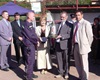 Foto: Ing. Eva Jirásková<br />
Velitel SDH Radotín Karel Jiras přebírá od zástupců partnerského města Burglengenfeld džbán na pivo.